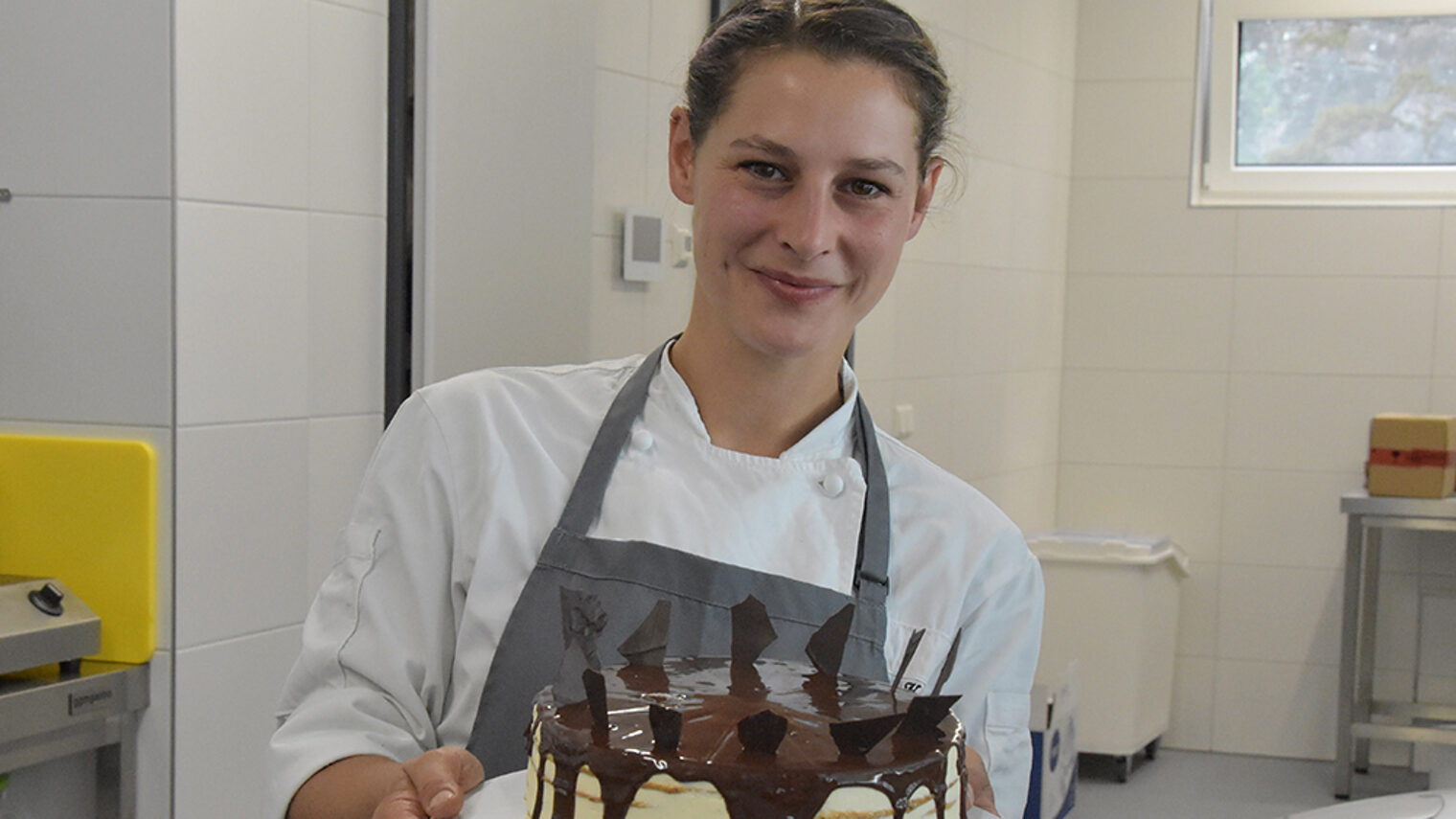 Konditormeisterin Natalie Kilgus präsentiert in ihrer Backstube eine Torte.