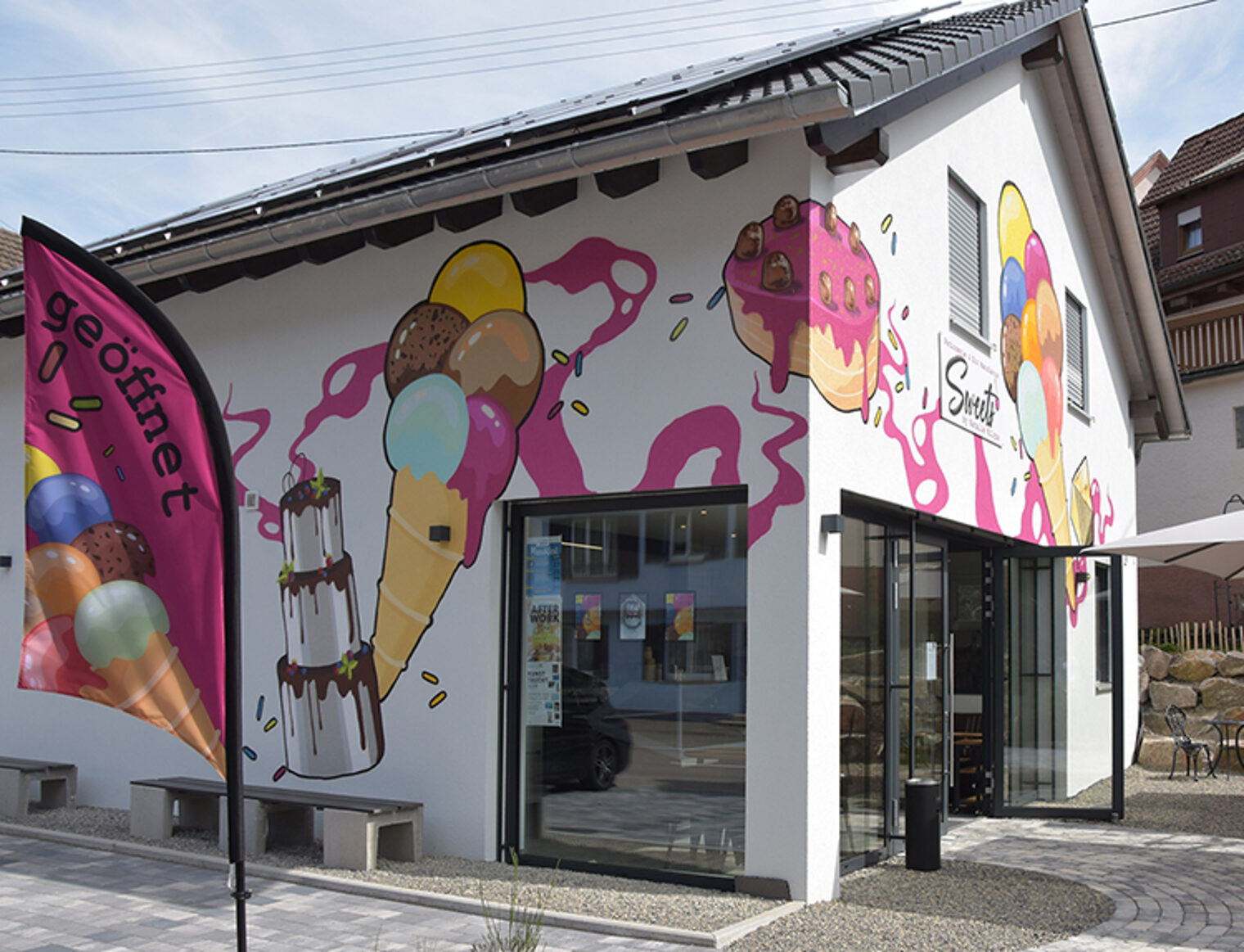 Mit bunten Graffitis geschmückte Fassade der Patisserie und Eismanufaktur "Sweets" von Natalie Kilgus.