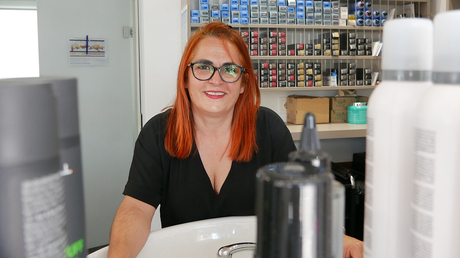 Die im Juli 2024 zur Kreishandwerksmeisterin gewählte Marilena Mangili in ihrem Friseursalon in Böhringen.