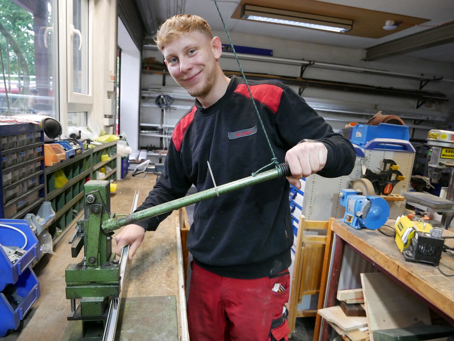 Junger Mann in Werkstatt 