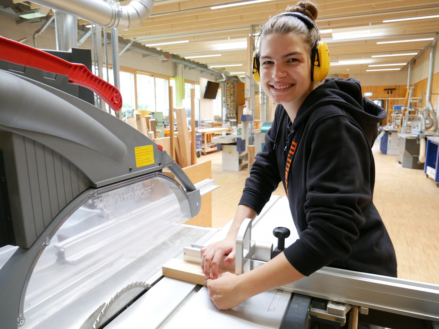 Junge Frau in Schreinerwerkstatt