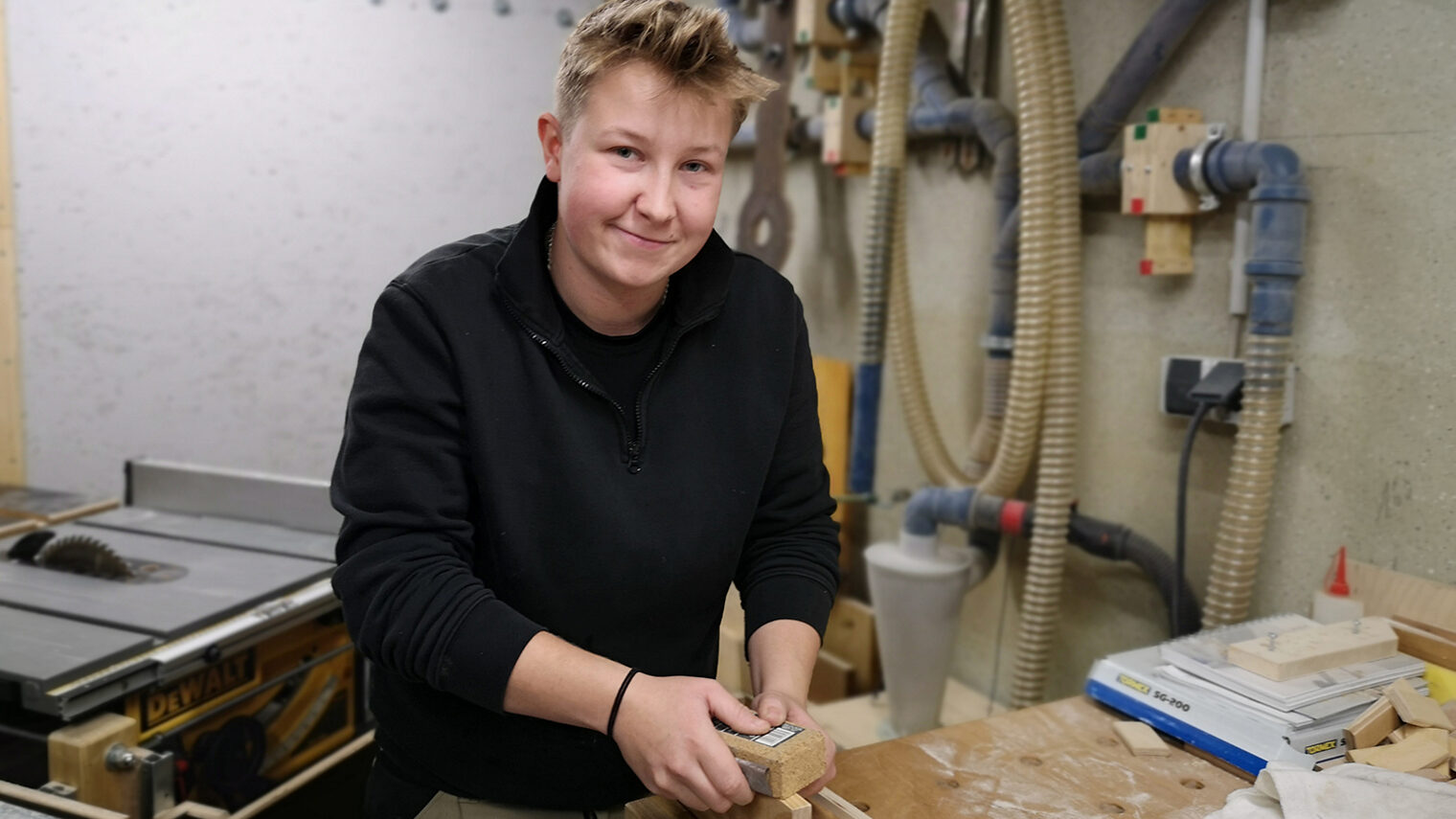 Schreinerin Franziska Stalke bei der Arbeit an der Werkbank.