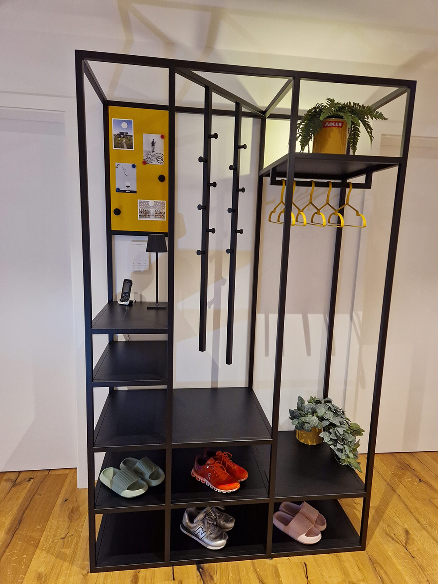 Florian Rottler mit dem Schöner-Wohnen-Design-Award prämierte Garderobe.