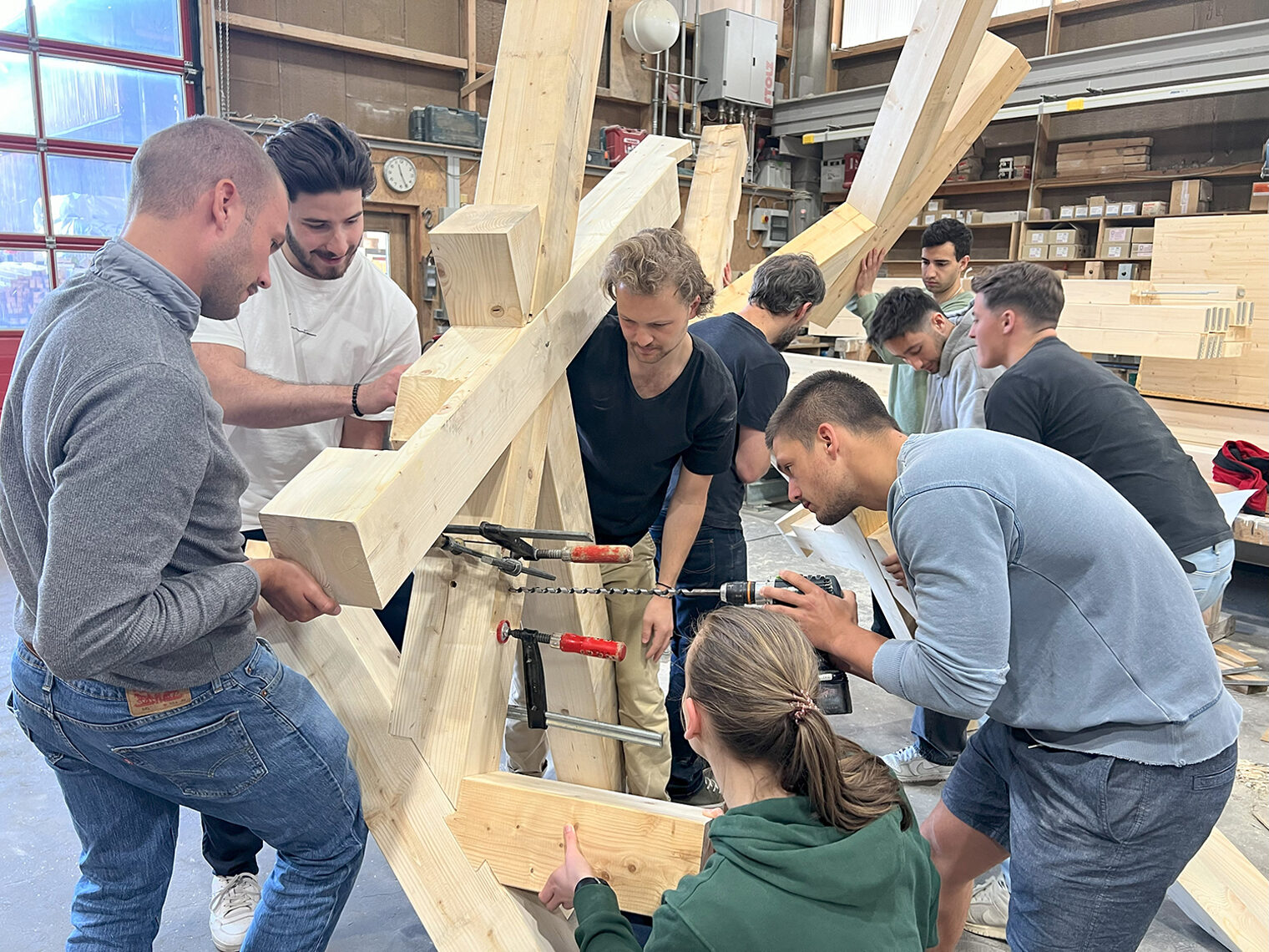 Studenten tüfteln bei der Zimmerei Markus Haller in Aldingen am Fachwerk.