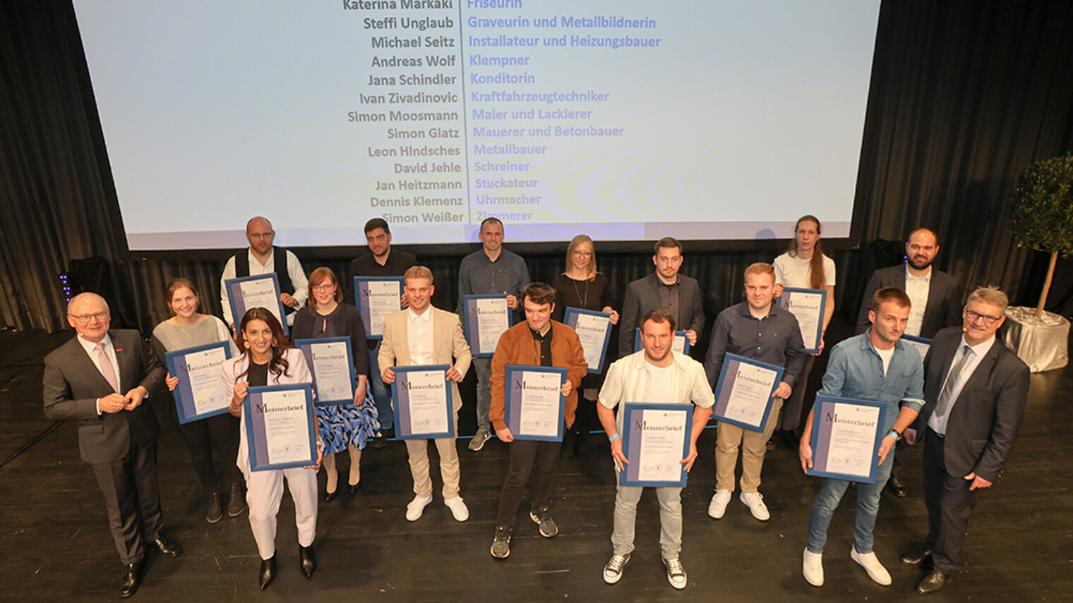 Gruppenbild der besten Meisterinnen und Meister der Handwerkskammer Konstanz 2024
