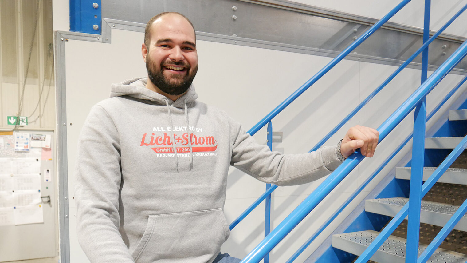 Elektrotechnikermeister Robert Faden steigt in seinem Betrieb eine Treppe hinauf.