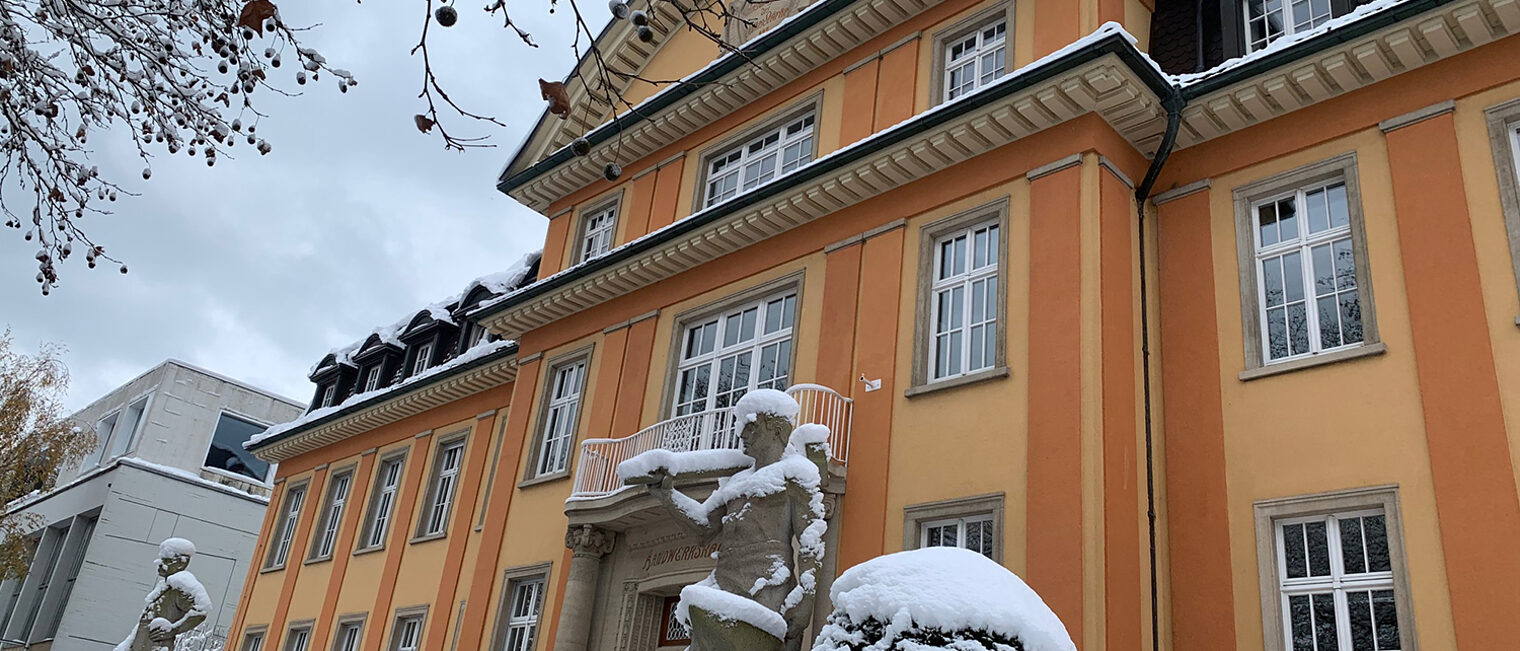 Handwerkskammergebäude mit Schnee