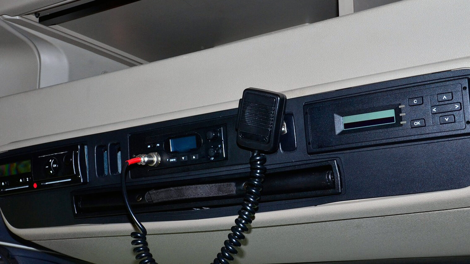 Digitaler Tachograph in einem LKW.