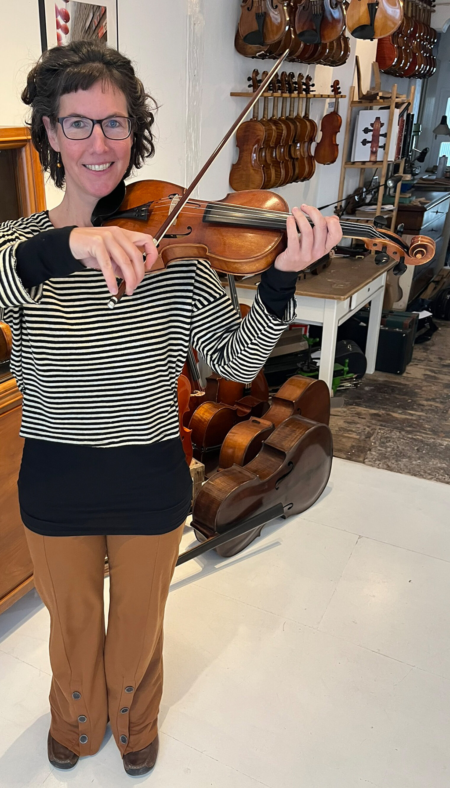 Geigenbauerin Ruth Pabel spielt Geige in ihrer Konstanzer Werkstatt.