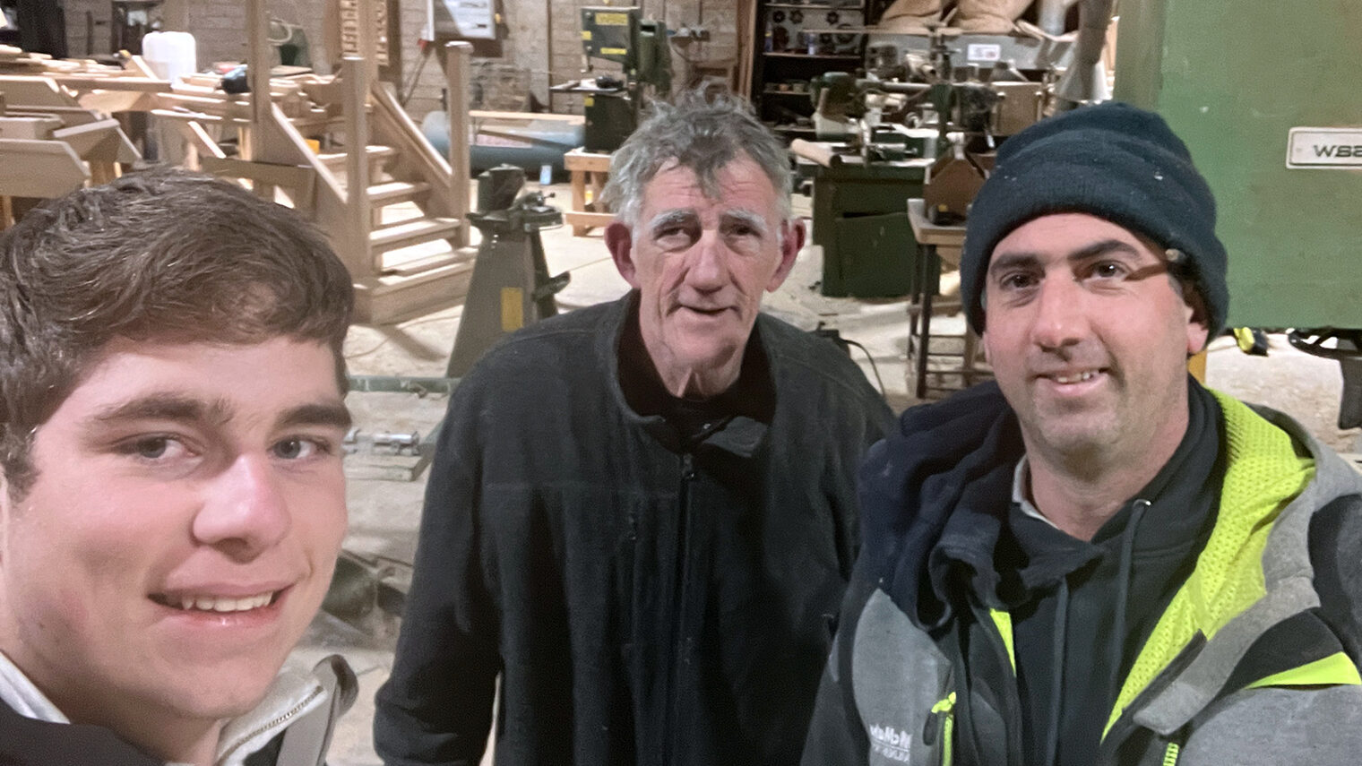 Ferdinand Bannmüller (li.) in der Werkstatt von Bob (Mitte) und Brian Hissinson im irischen Tralee.