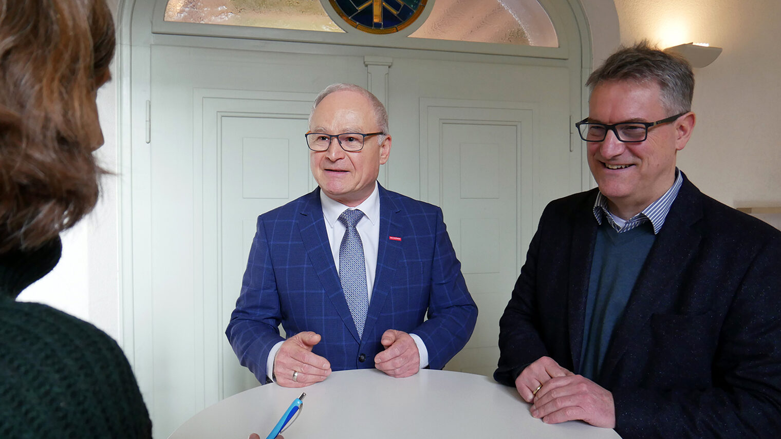 Handwerkskammerpräsident Werner Rottler und Hauptgeschäftsführer Georg Hiltner am Stehtisch im Gespräch mit Pressesprecherin Petra Schlitt-Kuhnt.