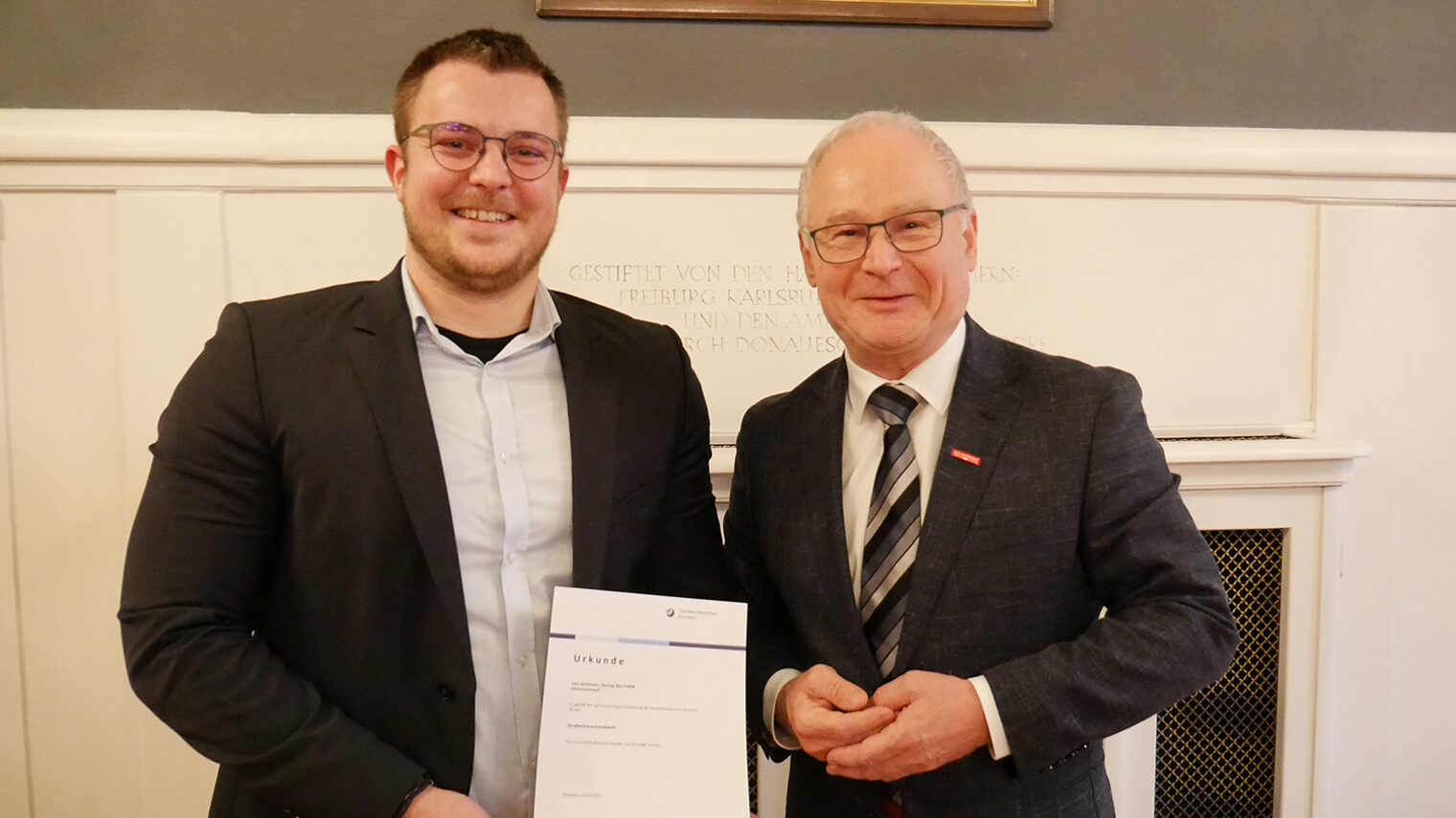  Lars Gutmann und Handwerkskammerpräsident Werner Rottler bei der Vereidigung zum Sachverständigen in der Handwerkskammer Konstanz.