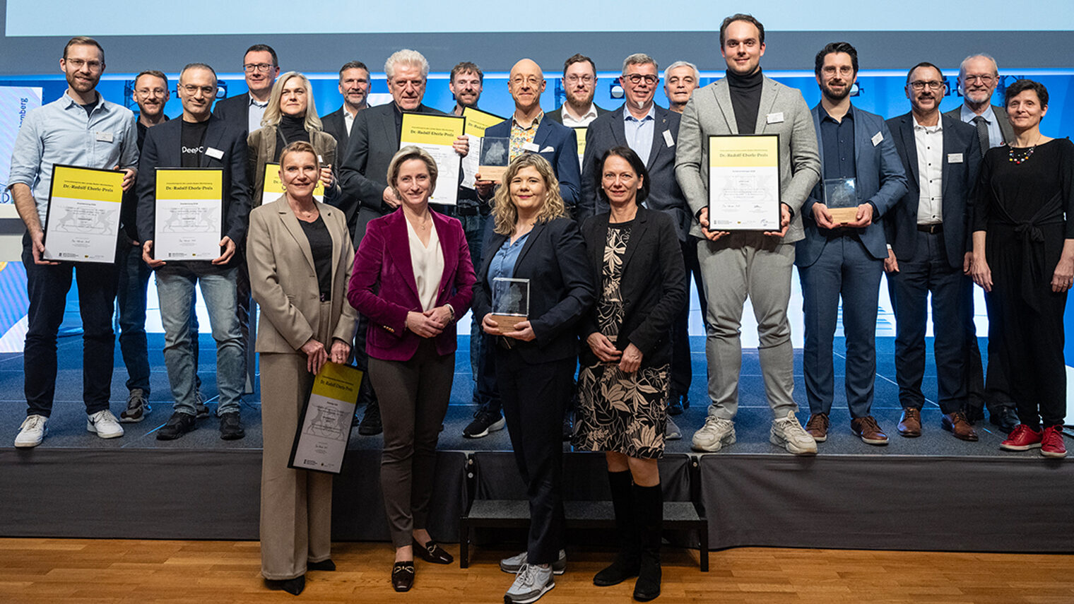 Nicole Hoffmeister-Kraut und Susanne Bay mit den Gewinnerinnen und Gewinnern des Landes-Innovationspreises 2024.