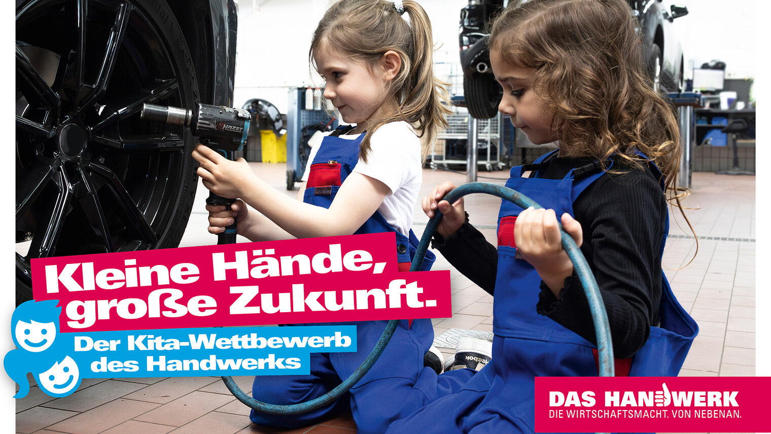 Zwei kleine Mädchen schrauben an Autoreifen