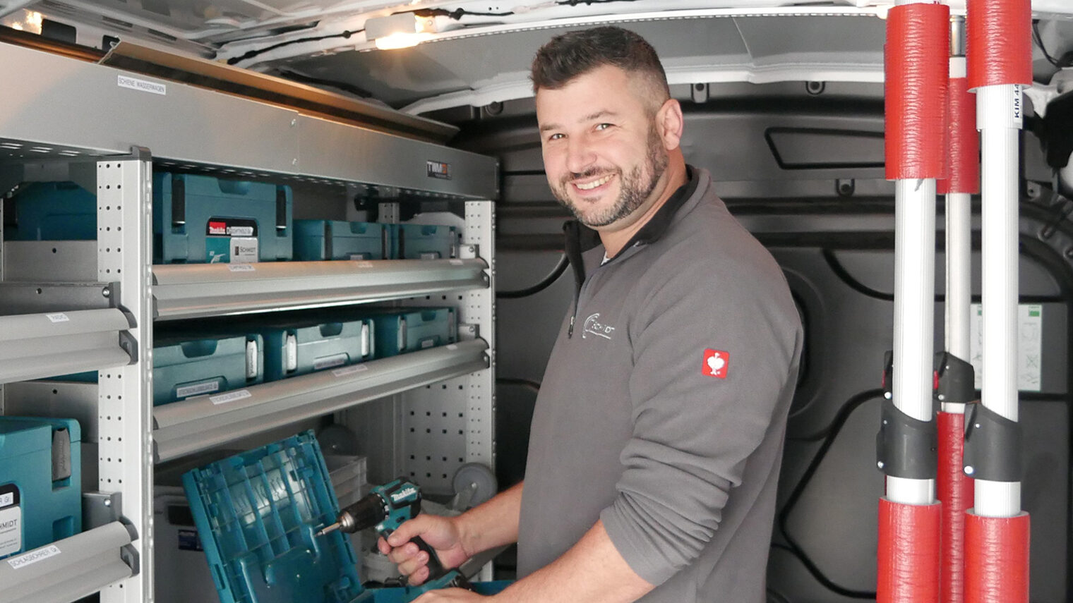 Schreinermeister Daniel Schmidt vor Werkzeugkoffer.