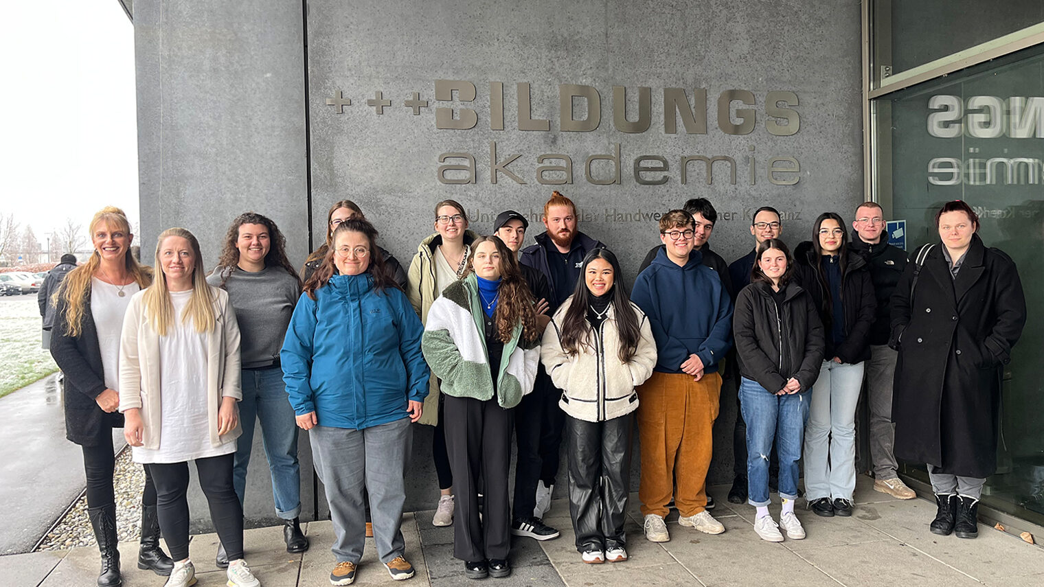 Gruppenbild der neuen Ausbildungsbotschafter vor der Bildungsakademie in Singen.