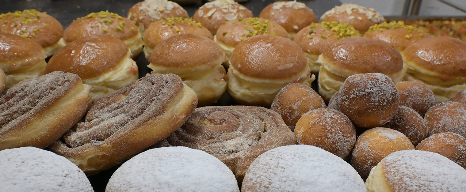 Verschiedene Sorten Berliner in der Auslage der Bäckerei Beha.
