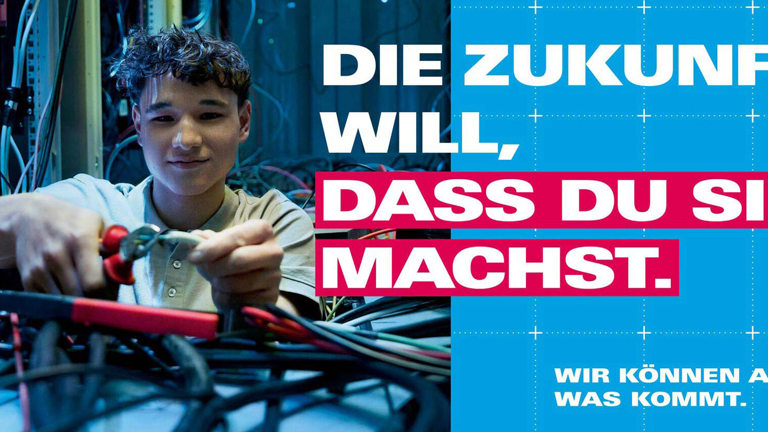 Plakatmotiv 2025: Junger Elektroniker bei der Arbeit mit Schriftzug: Die Zukunft will, dass du sie machst.