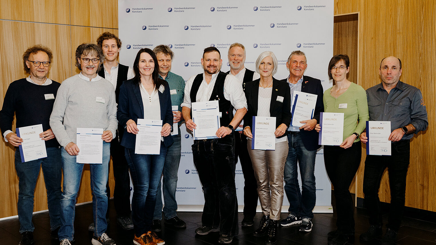 Gruppenbild der ersten Absolventen des Zertifikatslehrgangs Nachhaltigkeits- und Klimaschutzmanager/-in im Handwerk.