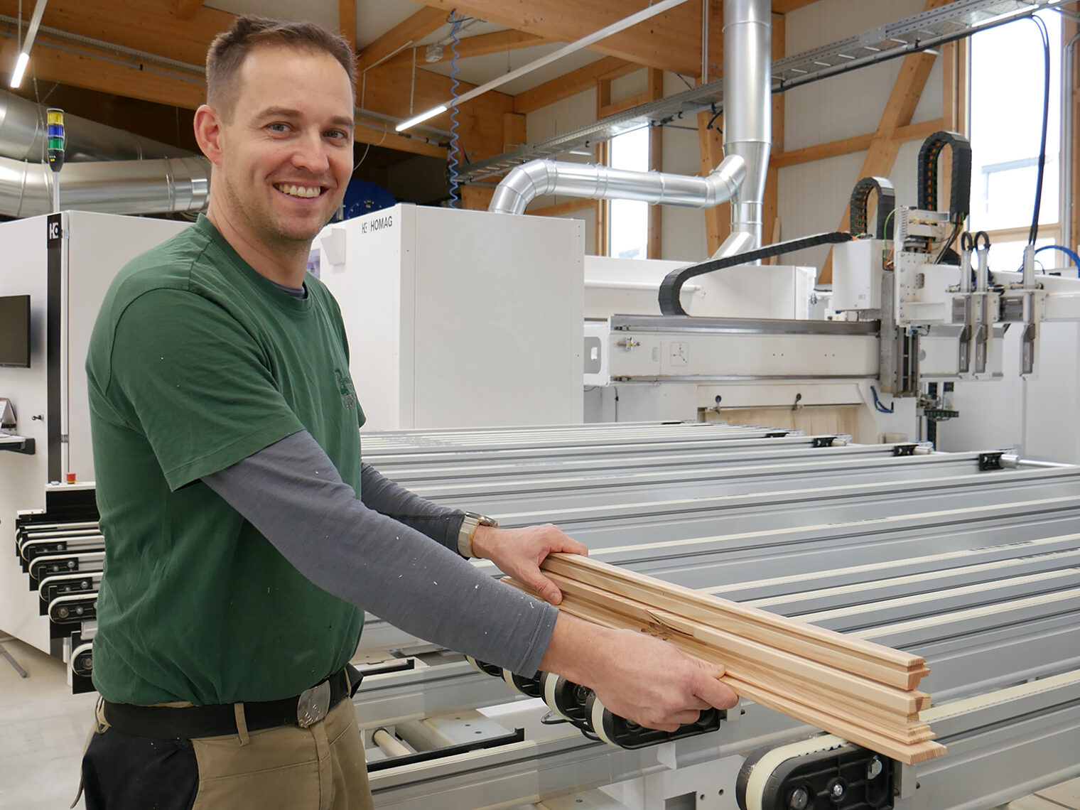 Sven Kimmich an der neuen CNC-Maschine von Fensterbau Grathwol.