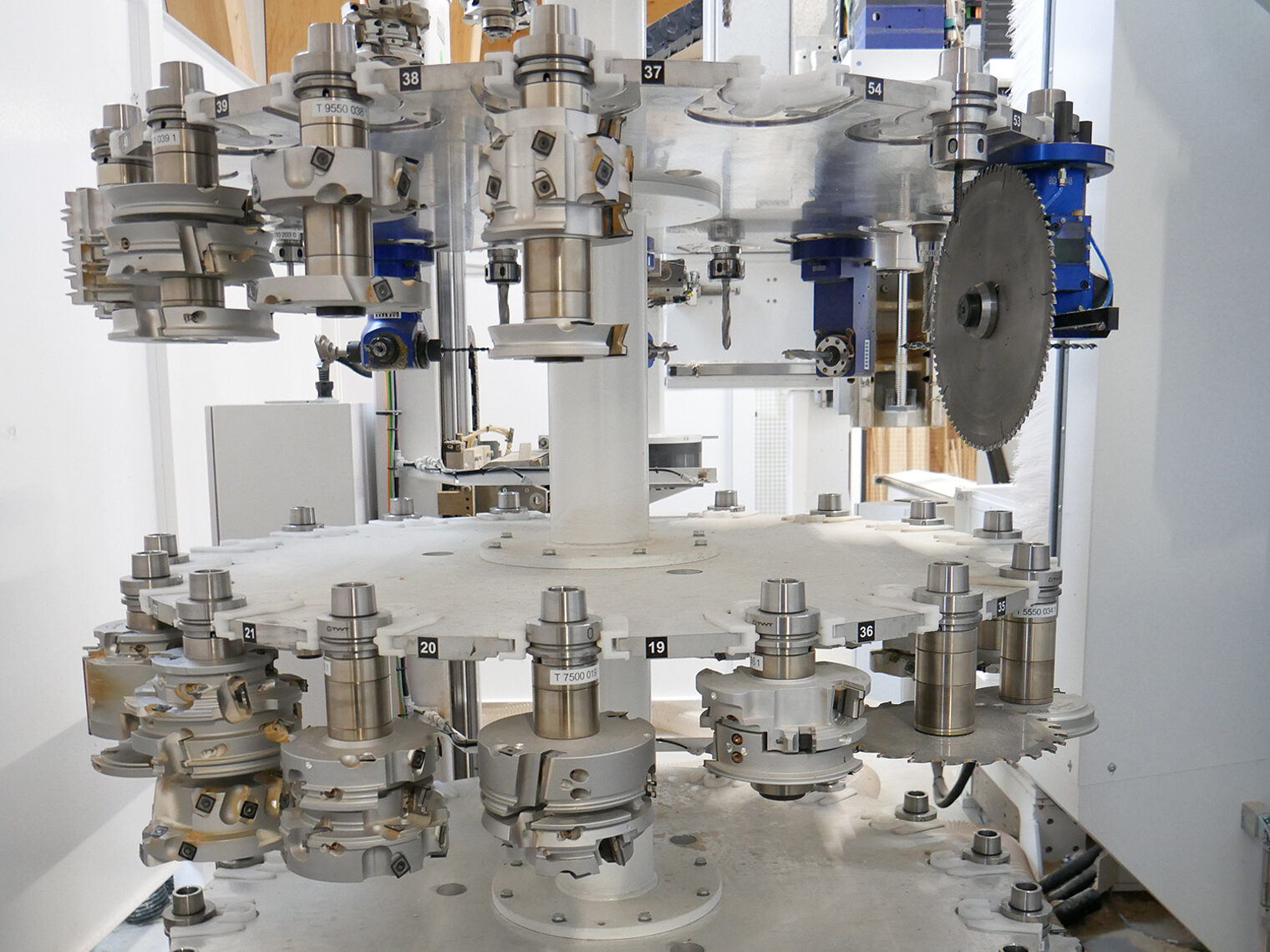 Karusell mit verschiedenen Werkzeugen für eine CNC-Maschine im Fensterbau.