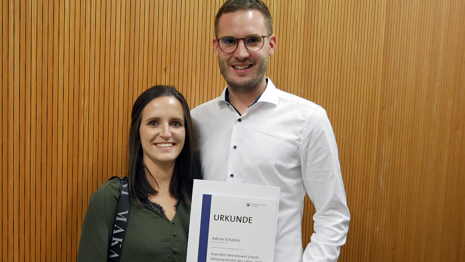 Adrian Schätzle mit seiner Frau Lisa bei der Abschlussfeier der Betriebswirte in der Bildungsakademie Singen.