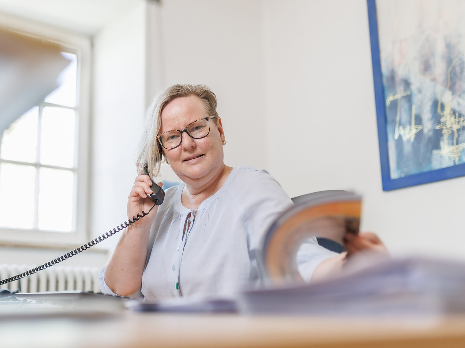 Ausbildungsbegleiterin Alexandra Hagen-Ettl am Telefon im Beratungsgespräch.