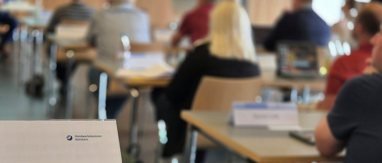 Teilnehmer im Sitzungsraum der 116. Vollversammlung der Handwerkskammer Konstanz