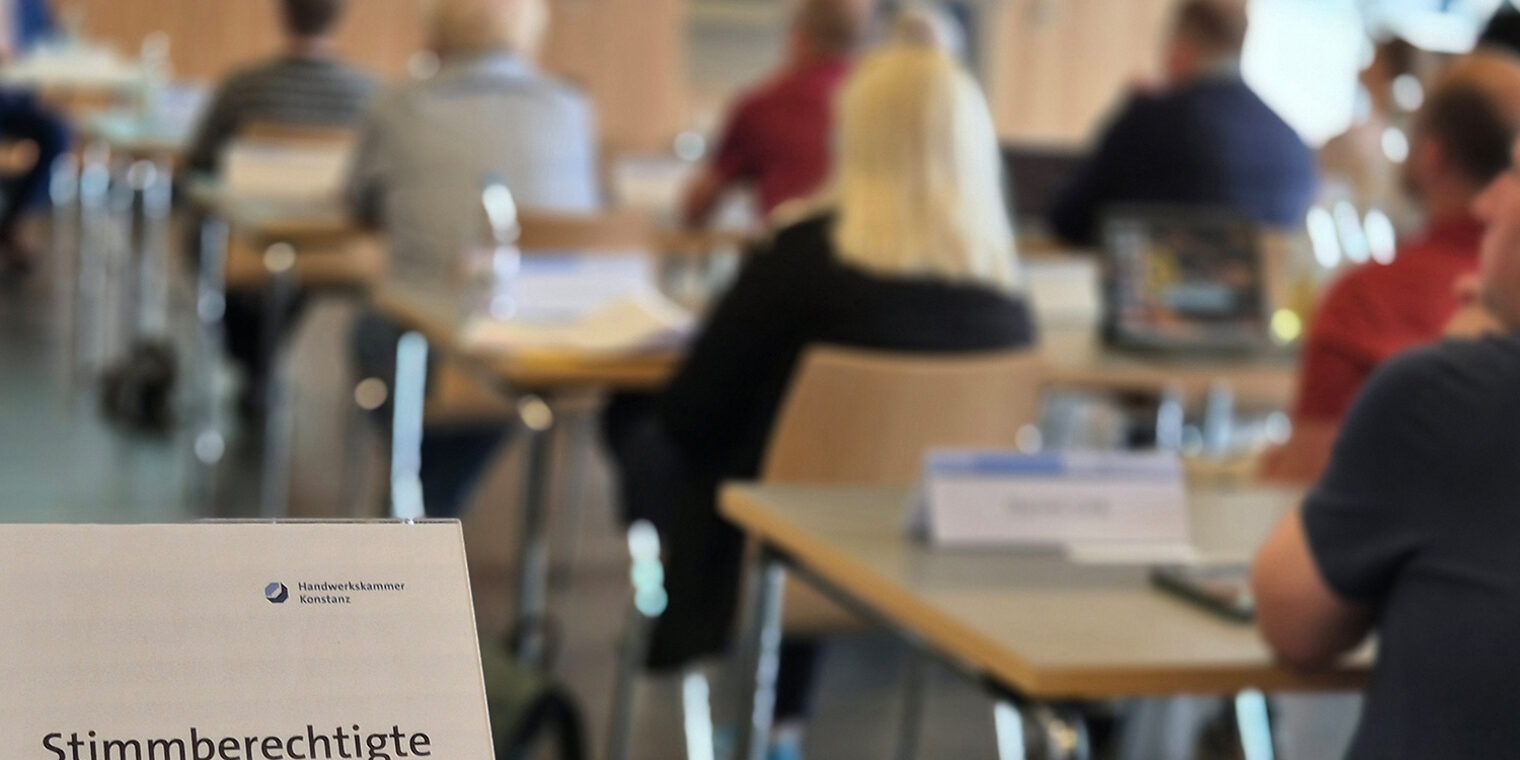 Teilnehmer im Sitzungsraum der 116. Vollversammlung der Handwerkskammer Konstanz