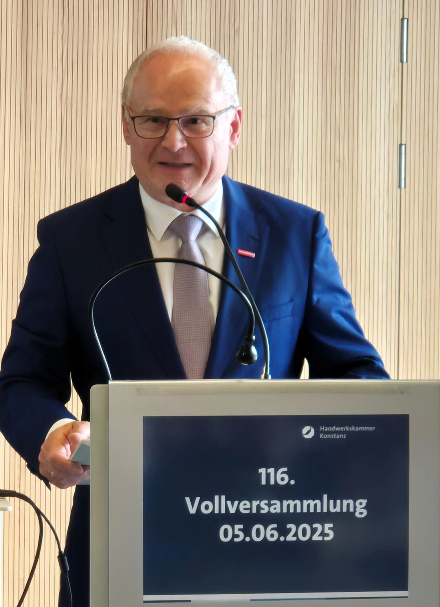 Werner Rottler am Rednerpult bei der 116. Vollversammlung der Handwerkskammer Konstanz