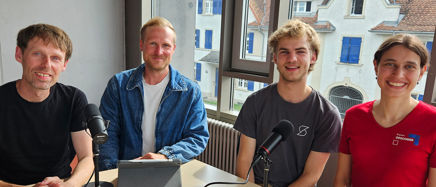 Gruppenbild: Klemens Dörfflinger, Christian Wallner, Lennard Rübel und Miriam Oeschger am Tisch mit Mikro.