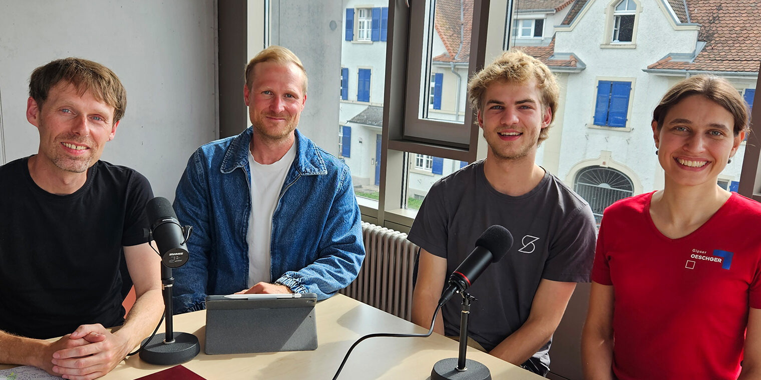 Gruppenbild: Klemens Dörfflinger, Christian Wallner, Lennard Rübel und Miriam Oeschger am Tisch mit Mikro.