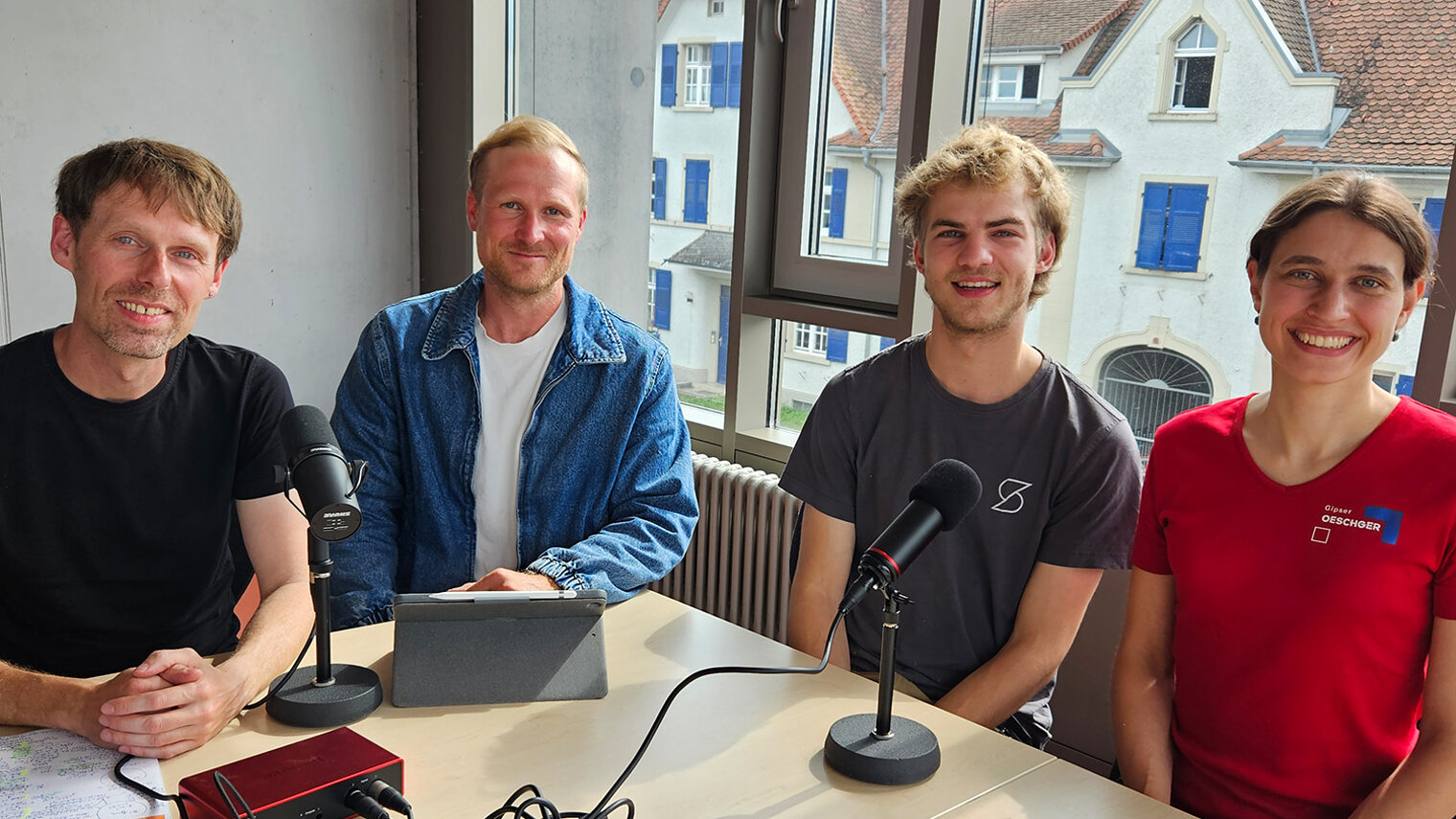 Gruppenbild: Klemens Dörfflinger, Christian Wallner, Lennard Rübel und Miriam Oeschger am Tisch mit Mikro.
