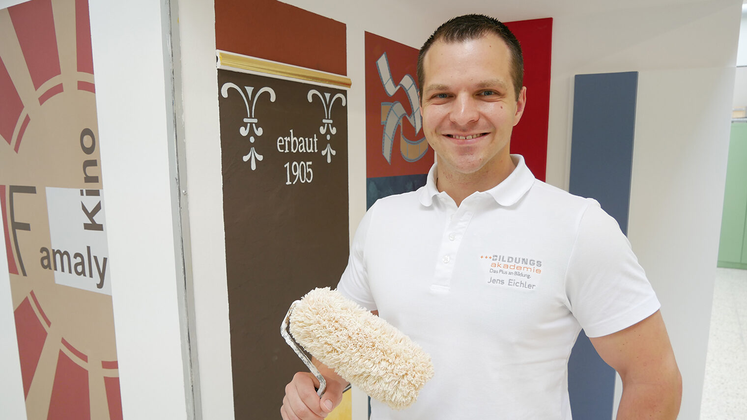 Portrait von Jens Eichler mit Malerrolle in der Hand.