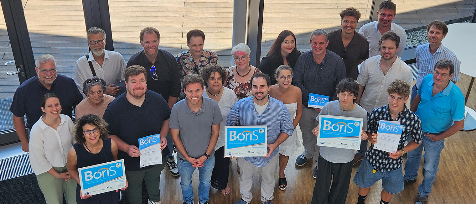 Gruppenfoto: Vertreter der ausgezeichneten Schulen, Laudatoren und Juroren mit Vertretern der Handwerkskammer und IHK im Bodenseeforum in Konstanz.