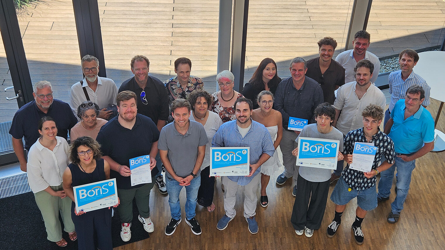 Gruppenfoto: Vertreter der ausgezeichneten Schulen, Laudatoren und Juroren mit Vertretern der Handwerkskammer und IHK im Bodenseeforum in Konstanz.