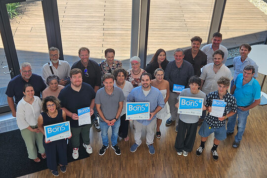 Gruppenfoto: Vertreter der ausgezeichneten Schulen, Laudatoren und Juroren mit Vertretern der Handwerkskammer und IHK im Bodenseeforum in Konstanz.