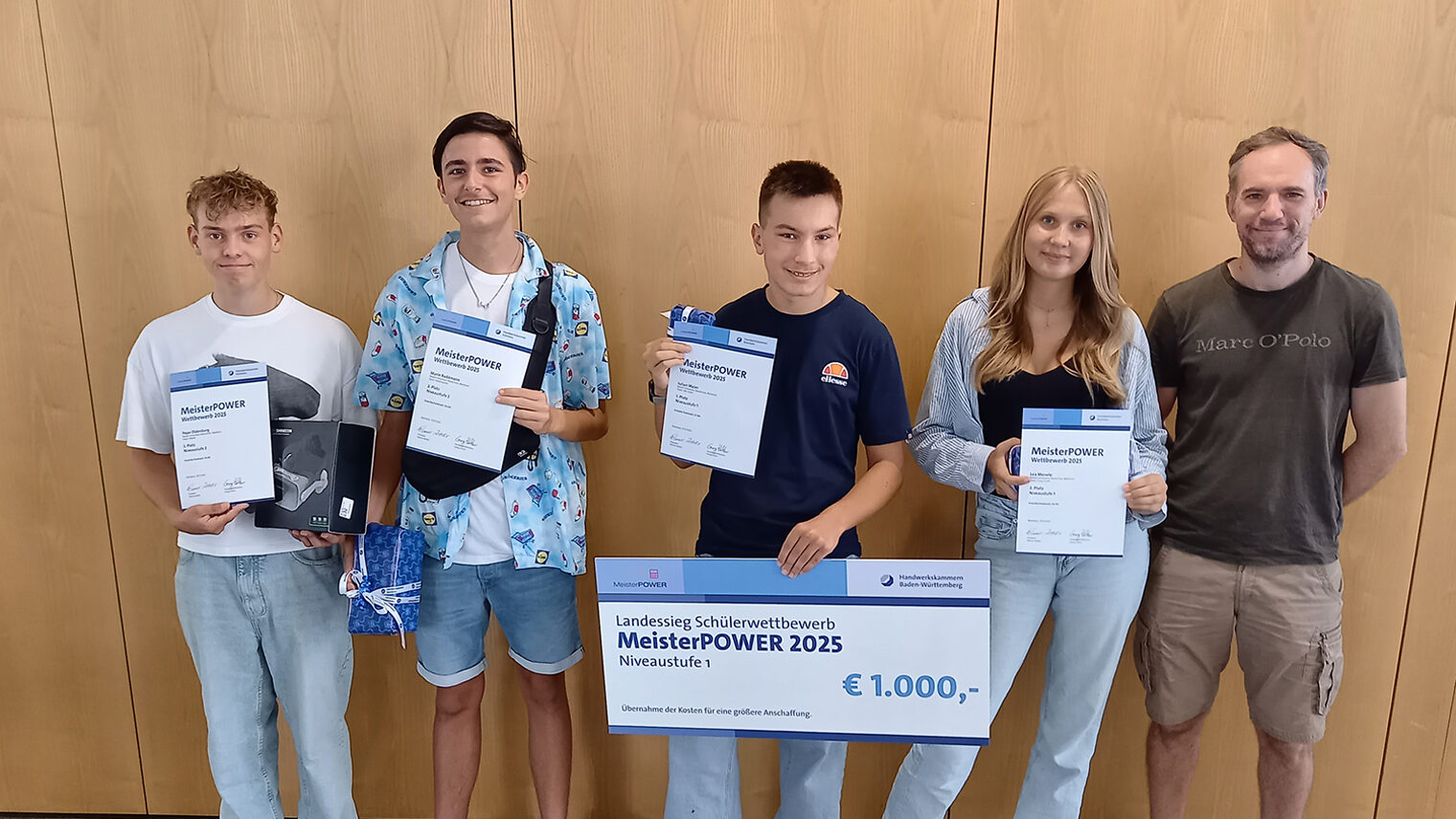 Gruppenbild der Landessieger des Meisterpower-Schulwettbewerbs