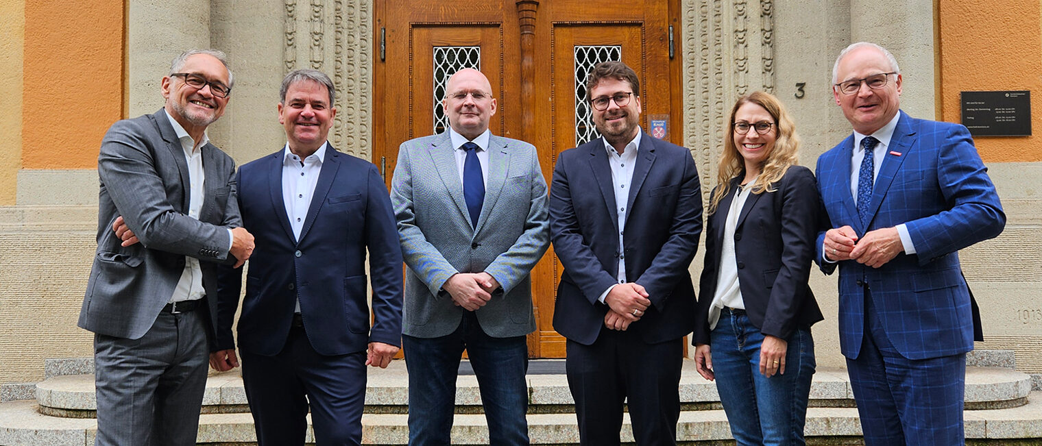 Gruppenbild: Raimund Kegel und Werner Rottler mit den neu vereidigten Sachverständigen vor der Handwerkskammer Konstanz.