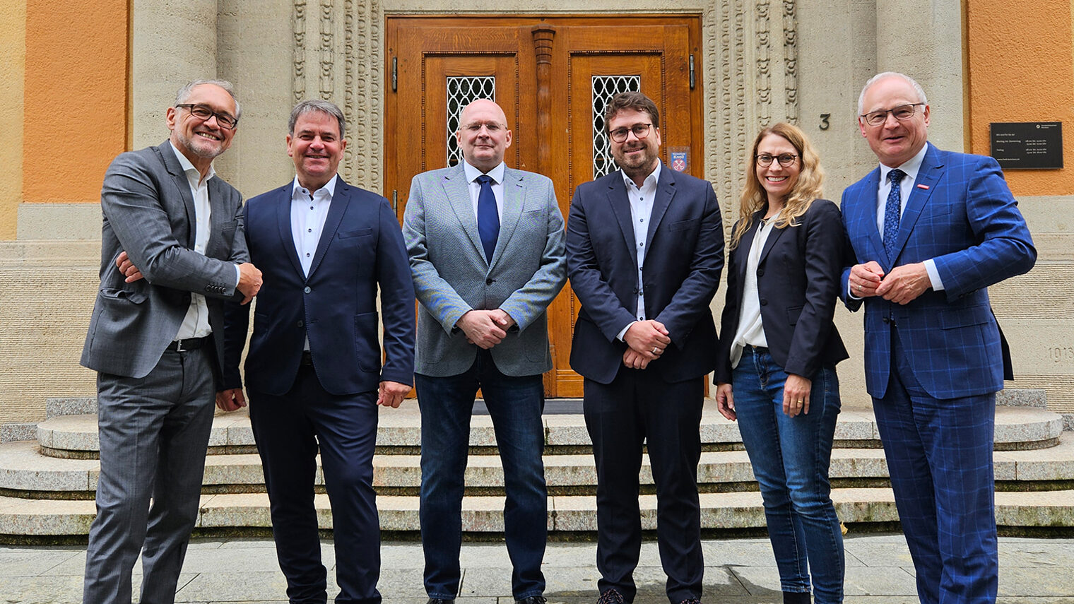 Gruppenbild: Raimund Kegel und Werner Rottler mit den neu vereidigten Sachverständigen vor der Handwerkskammer Konstanz.