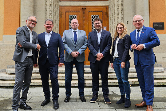 Gruppenbild: Raimund Kegel und Werner Rottler mit den neu vereidigten Sachverständigen vor der Handwerkskammer Konstanz.