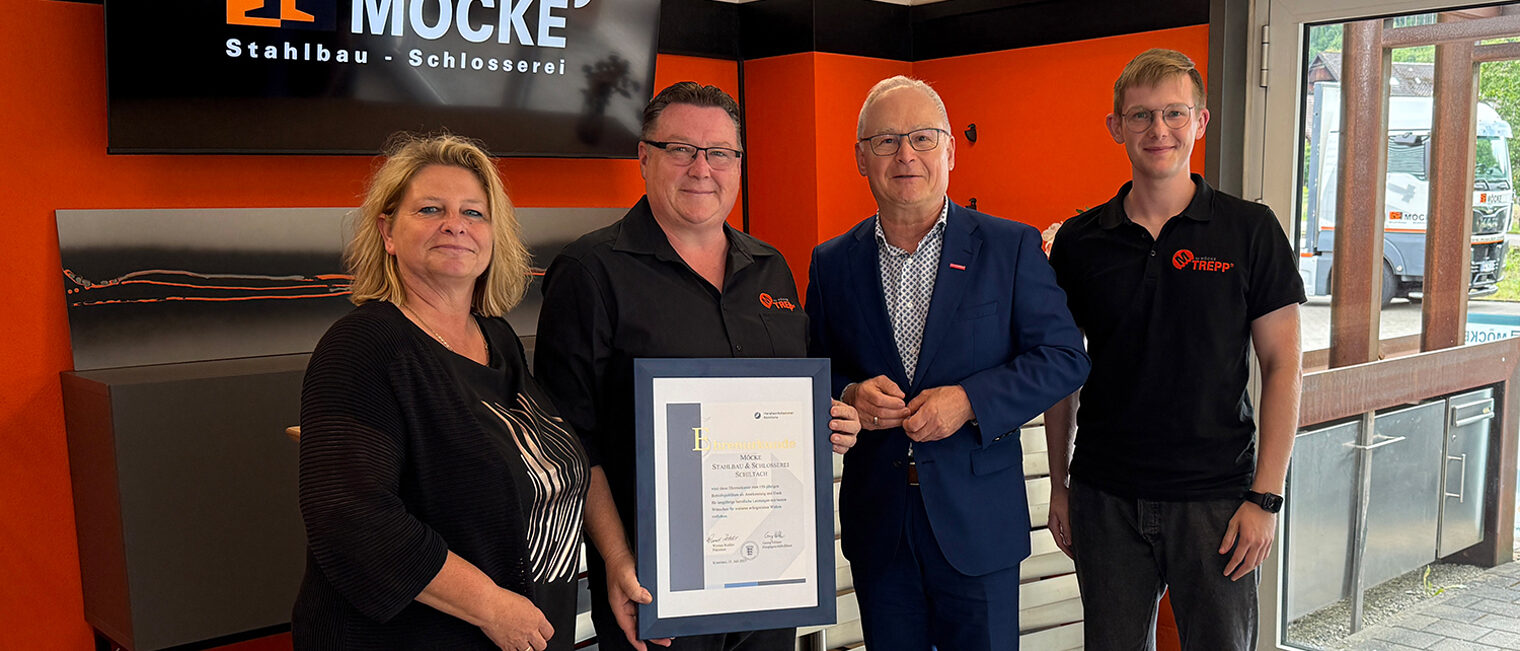 Handwerkskammerpräsident Werner Rottler mit Thomas, Nicole und Max Möcke.