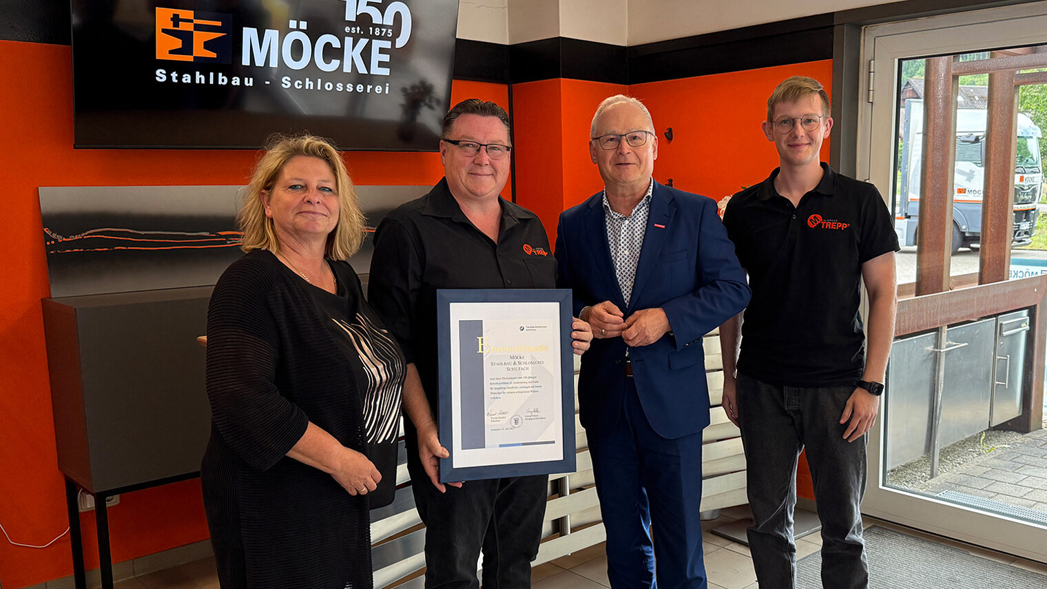 Handwerkskammerpräsident Werner Rottler mit Thomas, Nicole und Max Möcke.