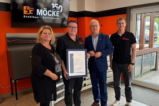 Handwerkskammerpräsident Werner Rottler mit Thomas, Nicole und Max Möcke.