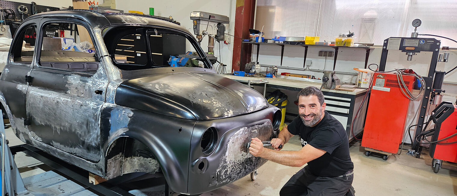 Daniele de Luca feilt an der Karosserie eines Fiat 500.