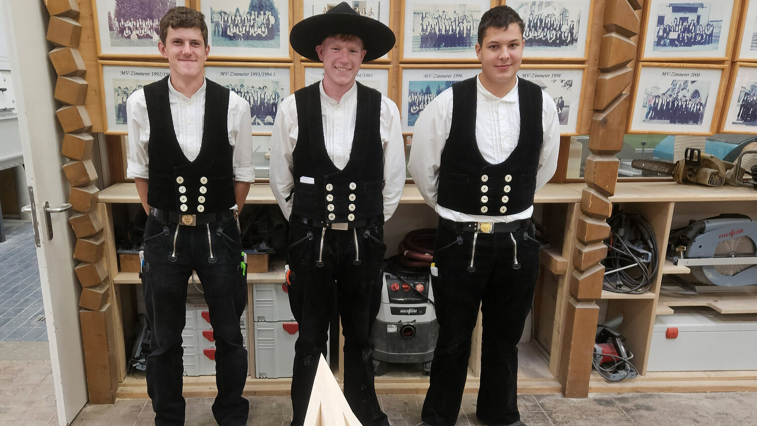 Portrait von drei jungen Zimmerern mit dem Sieger des DMH-Kammerentscheids Urs-Uwe Tolksdorf.