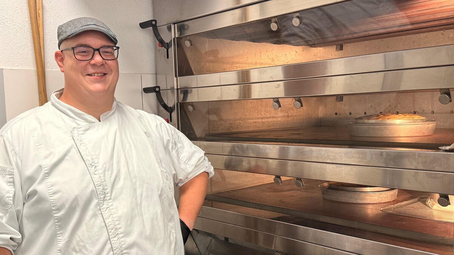 Bäcker-Lehrmeister Simon Rapp vor einem Ofen in der Backstube der Bildungsakademie Rottweil.