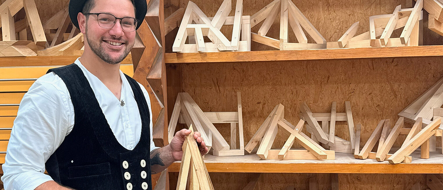 Portrait des Zimmerer-Lehrmeisters Janosch Heinath in der Werkstatt der Bildungsakademie Rottweil.