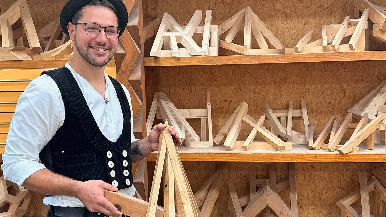 Portrait des Zimmerer-Lehrmeisters Janosch Heinath in der Werkstatt der Bildungsakademie Rottweil.