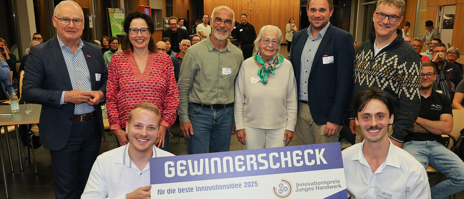 Gruppenfoto: Die glücklichen Gewinner Max Buhl und Patrick-Noёl Horstmeier mit Handwerkskammerpräsident Werner Rottler sowie den Jurymitgliedern.